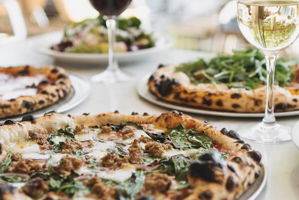 Pizza a fuego vivo en el restaurante de pizza Oxbow Market Napa Valley